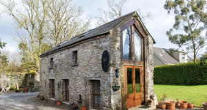 Proměnili rozpadající se stodolu v kouzelný venkovský domov: Stačil by Vám takový domeček?