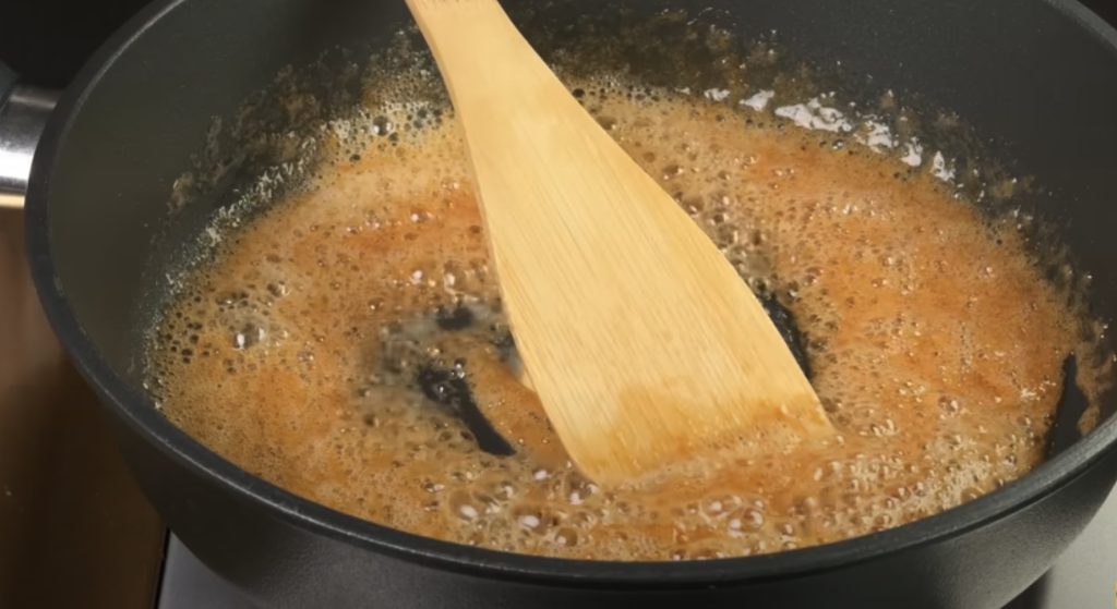 Babiččin koláč s karamelizovanými jablky a vůní vanilky