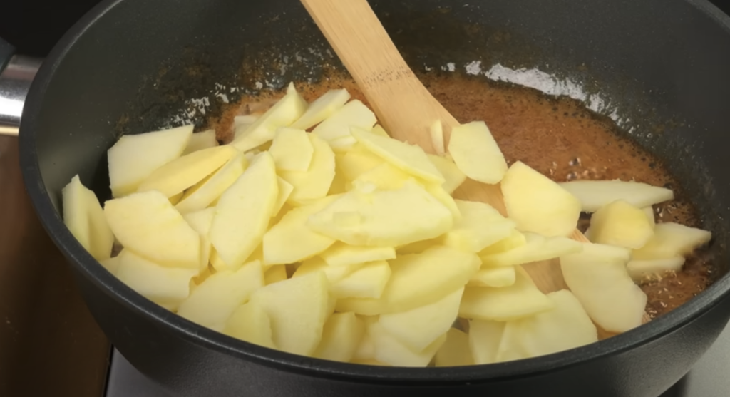 Babiččin koláč s karamelizovanými jablky a vůní vanilky