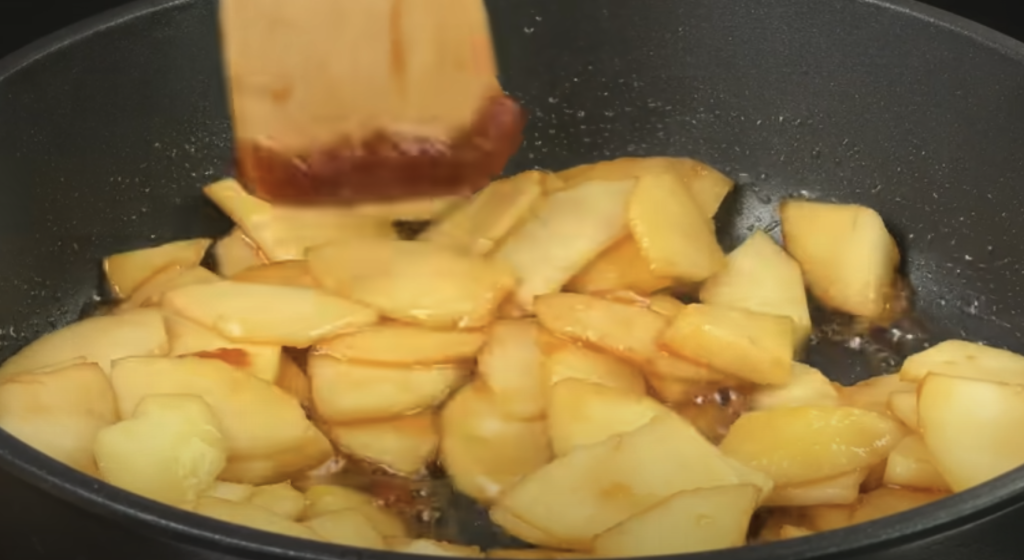 Babiččin vláčný jablečný koláč s karamelem a vanilkou – voňavý moučník jako od babičky