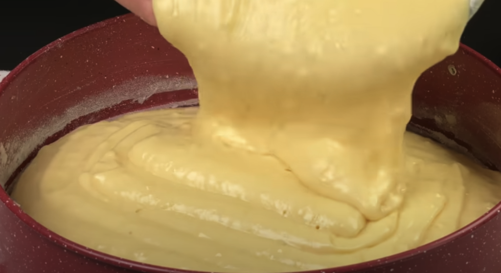 Babiččin vláčný jablečný koláč s karamelem a vanilkou – voňavý moučník jako od babičky