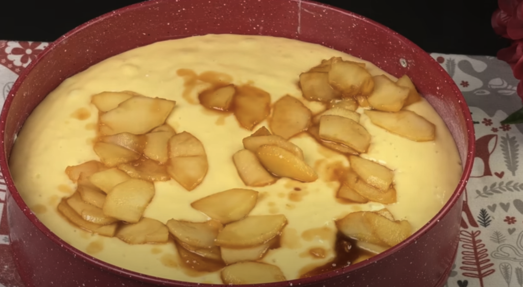 Babiččin vláčný jablečný koláč s karamelem a vanilkou – voňavý moučník jako od babičky