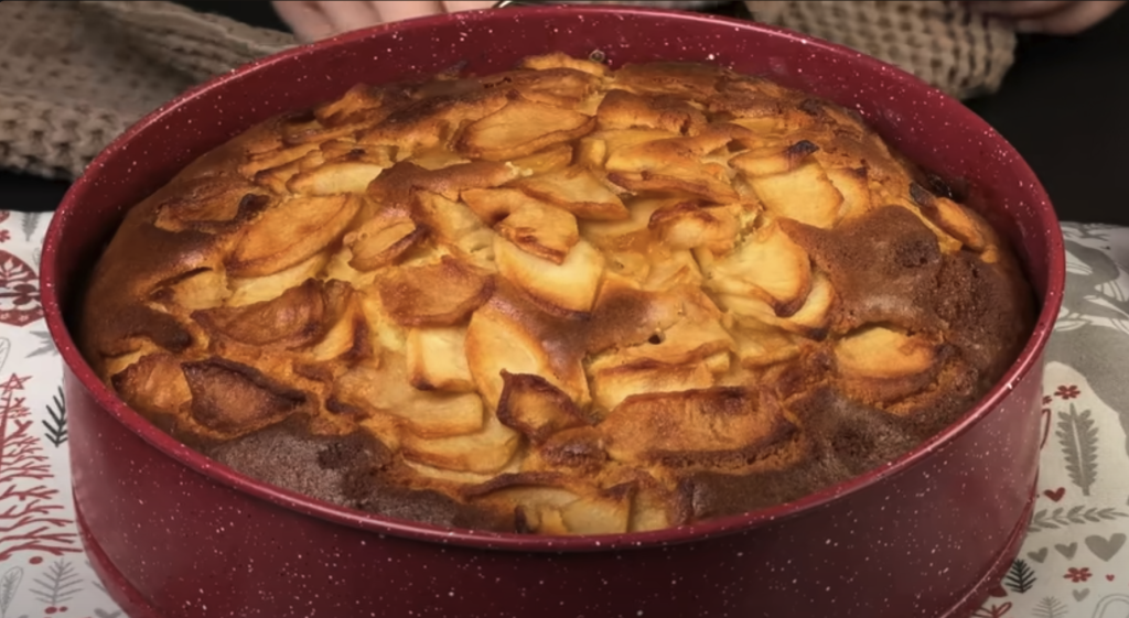 Babiččin vláčný jablečný koláč s karamelem a vanilkou – voňavý moučník jako od babičky