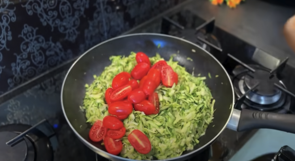 Slaný koláč z listového těsta s cuketou, rajčaty a smetanovým sýrem