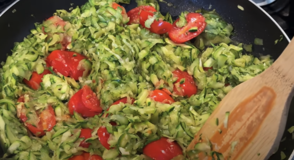 Slaný koláč z listového těsta s cuketou, rajčaty a smetanovým sýrem