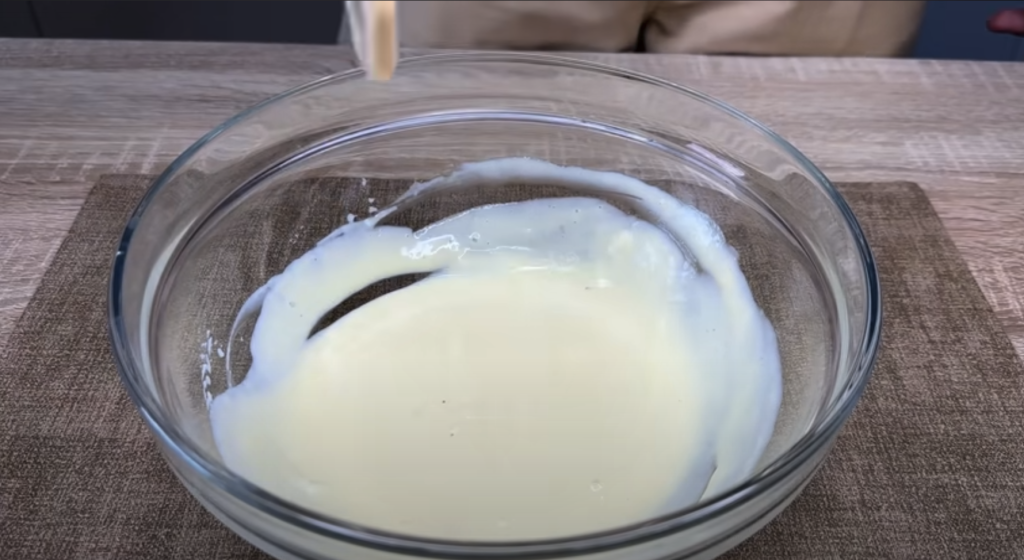 Slaný koláč z listového těsta s cuketou, rajčaty a smetanovým sýrem