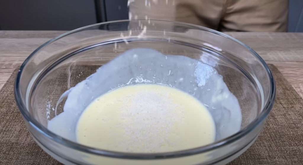 Slaný koláč z listového těsta s cuketou, rajčaty a smetanovým sýrem