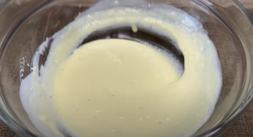 Slaný koláč z listového těsta s cuketou, rajčaty a smetanovým sýrem