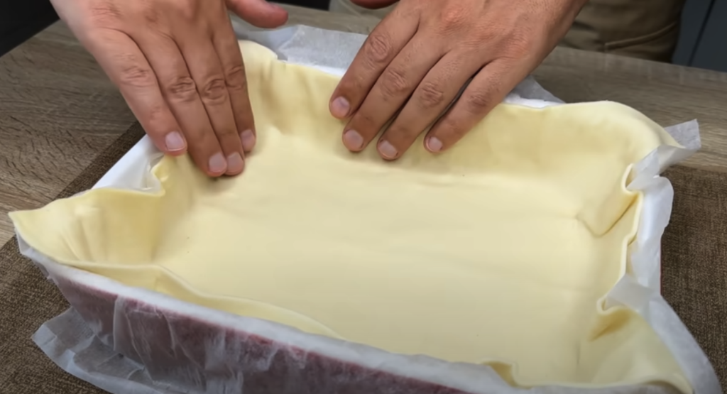 Slaný koláč z listového těsta s cuketou, rajčaty a smetanovým sýrem