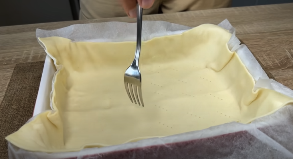 Slaný koláč z listového těsta s cuketou, rajčaty a smetanovým sýremm