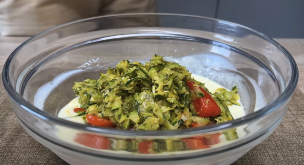 Slaný koláč z listového těsta s cuketou, rajčaty a smetanovým sýrem