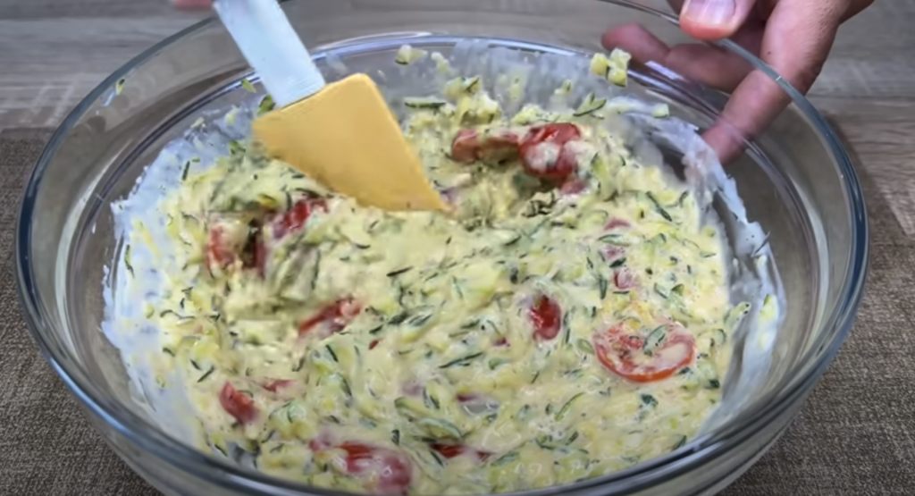 Slaný koláč z listového těsta s cuketou, rajčaty a smetanovým sýrem