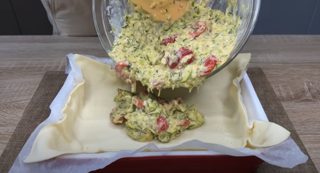 Slaný koláč z listového těsta s cuketou, rajčaty a smetanovým sýrem