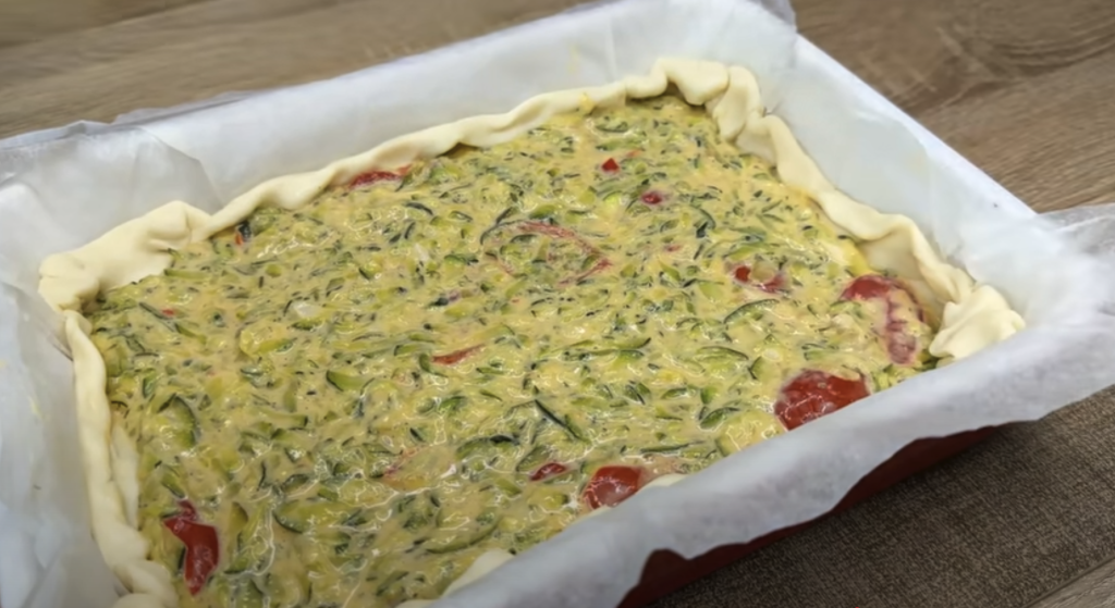 Slaný koláč z listového těsta s cuketou, rajčaty a smetanovým sýrem