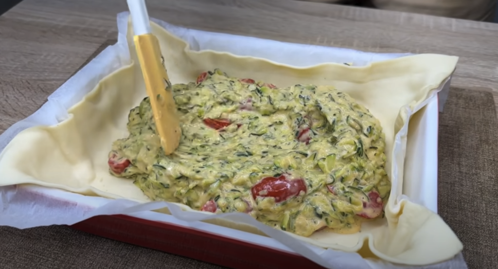 Slaný koláč z listového těsta s cuketou, rajčaty a smetanovým sýrem