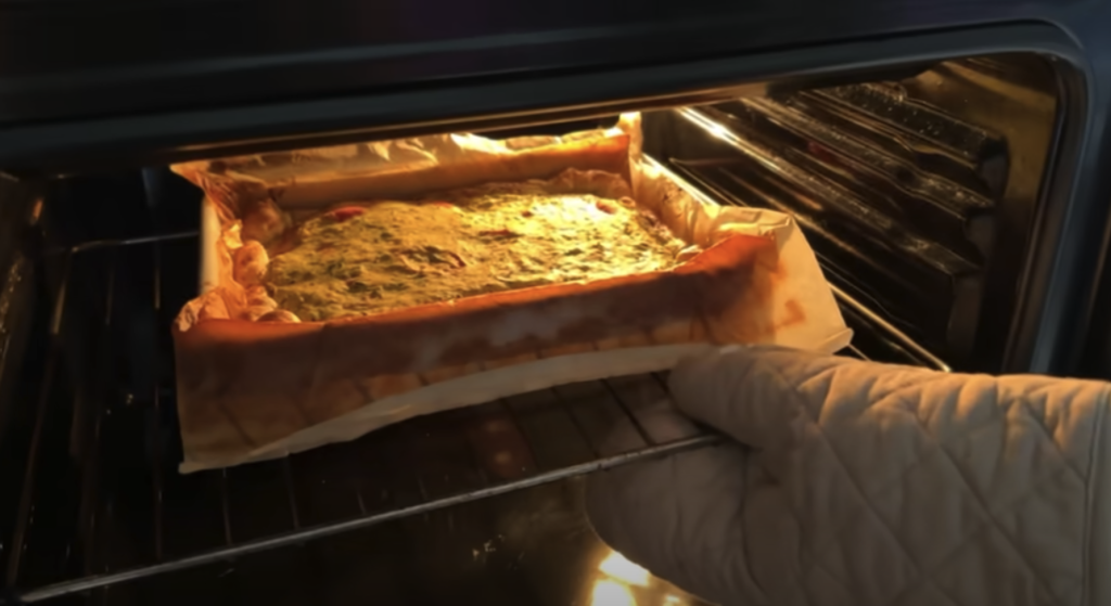 Slaný koláč z listového těsta s cuketou, rajčaty a smetanovým sýrem