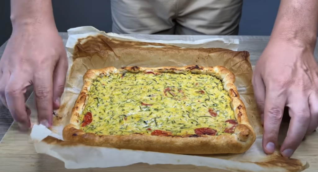 Slaný koláč z listového těsta s cuketou, rajčaty a smetanovým sýrem