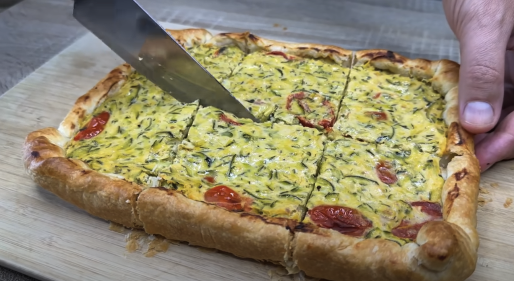 Slaný koláč z listového těsta s cuketou, rajčaty a smetanovým sýrem