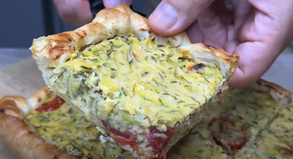 Slaný koláč z listového těsta s cuketou, rajčaty a smetanovým sýrem