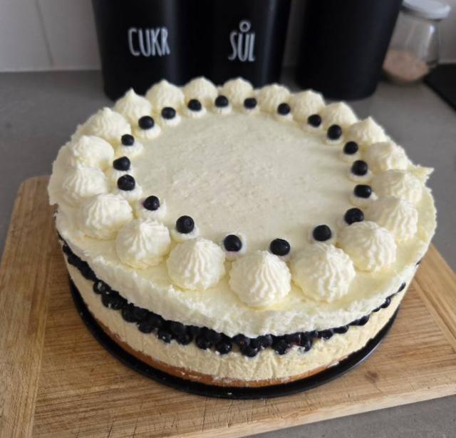 Borůvkový dort s vanilkovým krémem a šlehačkou Borůvkový dort s vanilkovým krémem a šlehačkou