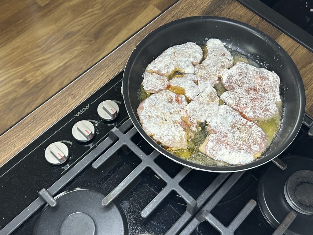 Vepřové plátky s tarhoňou – voňavý domácí oběd jako od babičky