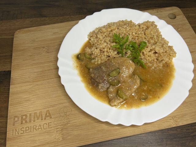 Vepřové plátky s tarhoňou – voňavý domácí oběd jako od babičky Vepřové plátky s tarhoňou – voňavý domácí oběd jako od babičky