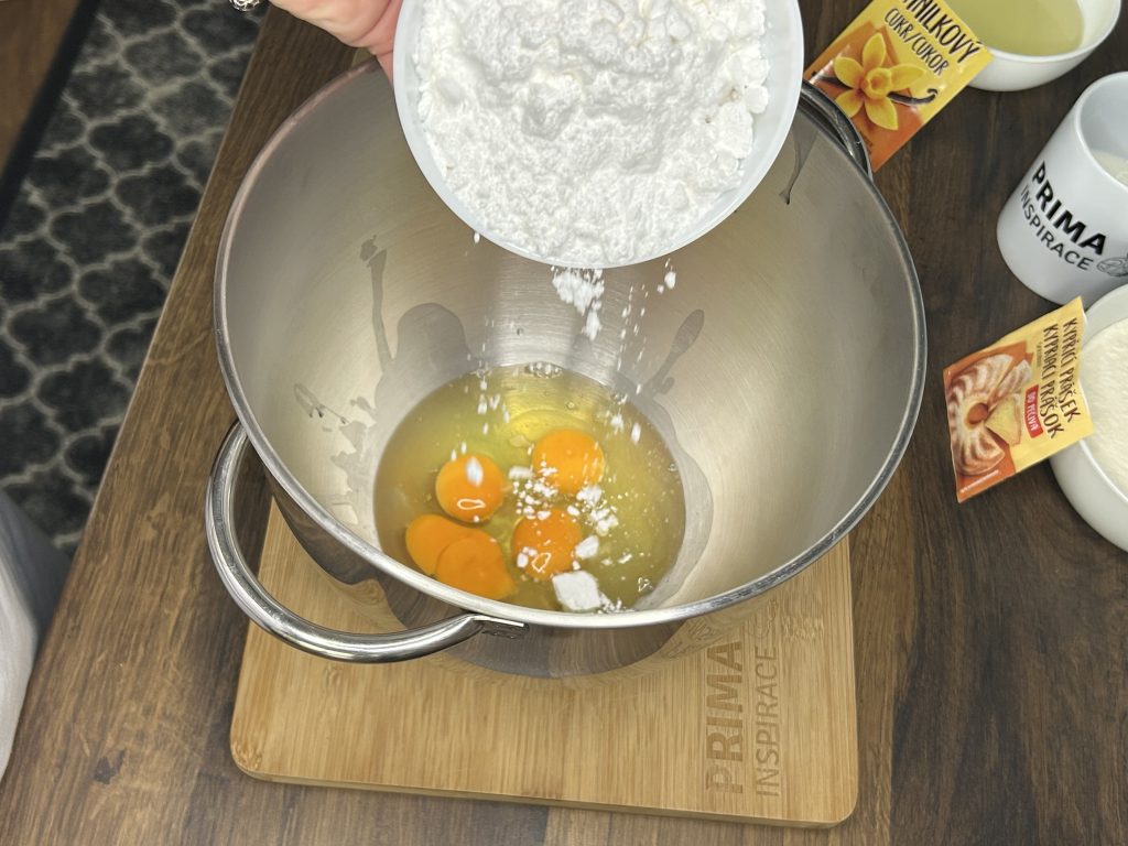 Lehké vídeňské řezy s pomerančovou náplní