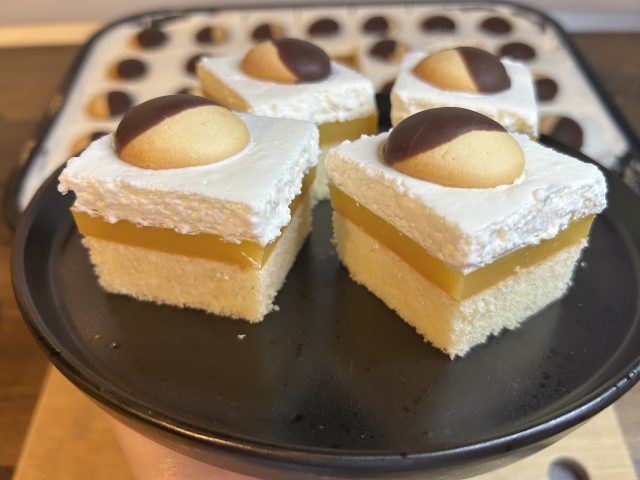 Lehké vídeňské řezy s pomerančovou náplní