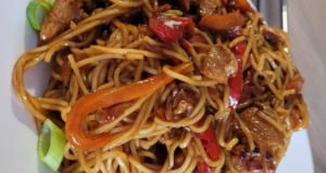 Čínské nudle s kuřecím masem: rychlá pánev plná chuti Rychlé kuřecí nudle z jedné pánve se zeleninou a teriyaki omáčkou
