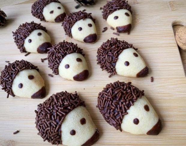 Pět druhů vánočního cukroví z jednoho těsta - vanilkové hvězdy, ježci, labky v čokoládě, kakaové i ořechové varianty