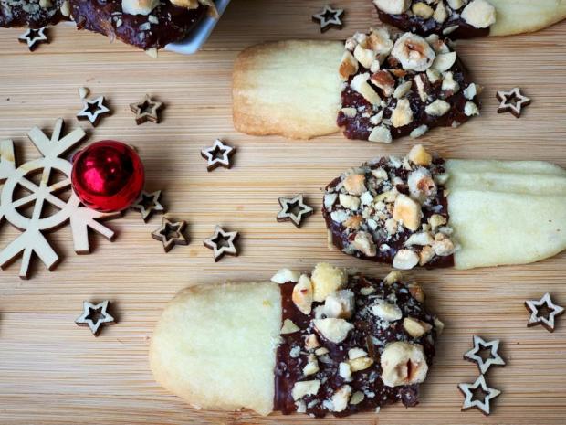 Pět druhů vánočního cukroví z jednoho těsta - vanilkové hvězdy, ježci, labky v čokoládě, kakaové i ořechové varianty