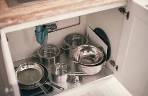 HRNCE pod dřezem: Chyba, nebo chytré řešení? Jak správně organizovat úložný prostor a zbavit se vlhkosti