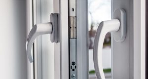 Čištění plastových oken: Trik, jak obnovit bělost rámů bez poškození