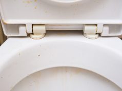 Nepříjemné žluté skvrny za WC okamžitě zmizí – Stačí je posypat tímto práškem