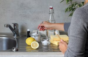 Blesk z čistého nebe: Jak jedlá soda vyřeší ty nejhorší pachy a špínu za několik minut