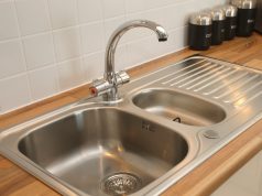 Jak vyčistit nerezový dřez: Jednoduchý návod, jak odstranit vodní kámen a vrátit mu zrcadlový lesk