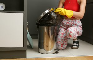 Koš špinavější než toaleta – Jak vyčistit a dezinfikovat dno odpadkového koše a těsnění lednice