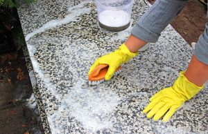 Jak efektivně odstranit zelený povlak z náhrobku – domácí tipy, které opravdu fungují