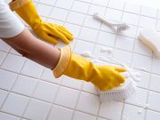 Domácí čistič na vodní kámen v koupelně: Rychlý recept ze 3 surovin, který odstraní usazeniny