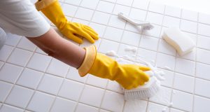 Domácí čistič na vodní kámen v koupelně: Rychlý recept ze 3 surovin, který odstraní usazeniny