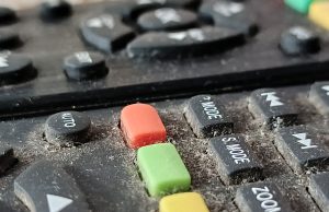 Čistěte si dálkové ovladače! 5 věcí v obýváku, kde se drží nejvíce bakterií (a lidé na ně zapomínají)