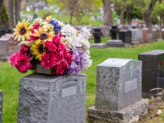 Stříkám, otírám a obdivuji – jak udržet umělé květiny na hrob v perfektním stavu