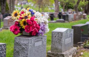 Stříkám, otírám a obdivuji – jak udržet umělé květiny na hrob v perfektním stavu