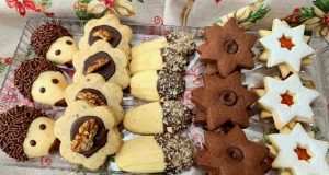 Pět druhů vánočního cukroví z jednoho těsta – vanilkové hvězdy, ježci, labky v čokoládě, kakaové i ořechové varianty Pět druhů vánočního cukroví z jednoho těsta – vanilkové hvězdy, labky v čokoládě i ořechové kvítky