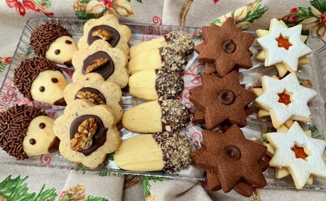 Pět druhů vánočního cukroví z jednoho těsta – vanilkové hvězdy, labky v čokoládě i ořechové kvítky