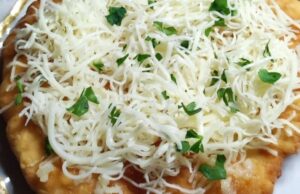 Nekynuté langoše z jogurtového těsta: Rychlé, vláčné a hotové za 30 minut