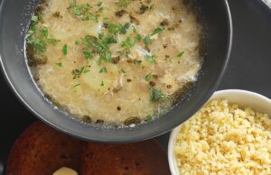 Léčivá česnečka s bramborem, vejcem, sýrem a křupavými topinkami