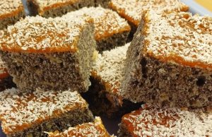 Makovec s domácí meruňkovou marmeládou a kokosem