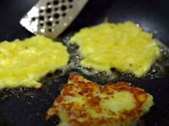 Bramborové placičky se sýrem a česnekem – rychlý a sytý recept