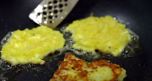 Bramborové placičky se sýrem a česnekem – rychlý a sytý recept